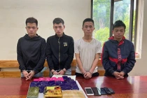 Các đối tượng cùng tang vật tại cơ quan công an. Ảnh: Công an tỉnh Sơn La.