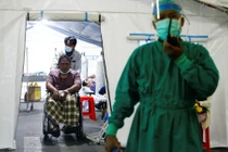 Nhiều quốc gia đồng loạt phong tỏa trở lại