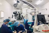 Lột toàn bộ da đầu do tóc quấn vào máy sắt