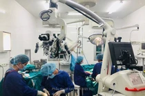 Lột toàn bộ da đầu do tóc quấn vào máy sắt