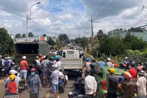 Lực lượng công an triển khai bao vây khu vực. Ảnh: VŨ HỘI 