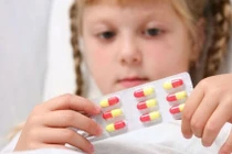 Trẻ 4 tuổi dậy thì vì uống phải thuốc tránh thai 