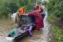 Công an huyện Lệ Thủy hỗ trợ người dân vận chuyển đồ dùng sinh hoạt.