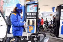 Giá xăng hôm nay giảm xuống mức 14.000 đồng/lít