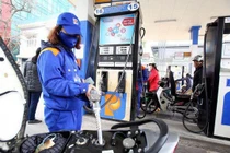 Giá xăng hôm nay giảm xuống mức 14.000 đồng/lít