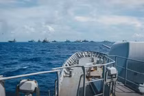 Tàu sân bay Anh HMS Queen Elizabeth dẫn đầu hàng chục chiến hạm quốc tế tiến vào Biển Đông