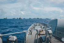 Tàu sân bay Anh HMS Queen Elizabeth dẫn đầu hàng chục chiến hạm quốc tế tiến vào Biển Đông