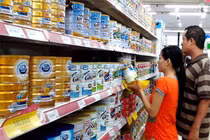 Hoang mang khi chọn mua sữa công thức cho trẻ