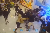 Hai nhóm lao vào hỗn chiến kinh hoàng.