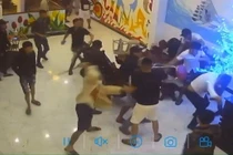 Hai nhóm lao vào hỗn chiến kinh hoàng.