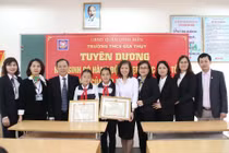 Tặng bằng khen cho hai học sinh nhặt được 20 triệu trả người mất