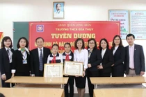 Tặng bằng khen cho hai học sinh nhặt được 20 triệu trả người mất