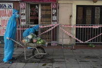 Hà Nội: "Đi từng ngõ, gõ từng nhà" tiếp tế cho ổ dịch quận Thanh Xuân