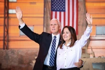 'Phó tướng' Pence không dự lễ chia tay ông Trump