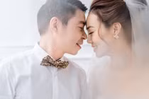 Ảnh cưới của NSND Công Lý và vợ kém 15 tuổi