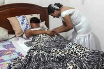 Đang đám cưới, cô dâu chạy vội và hành động đầy xúc động