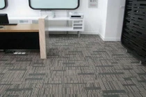 Xử lý thảm dán sàn có mùi