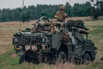  Răn đe Nga: Lính Anh-Mỹ diễn tập bắn đạn thật ở Ba Lan