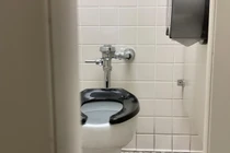 Vì sao nhiều người đàn ông Nhật Bản chọn ngồi khi đi tiểu?