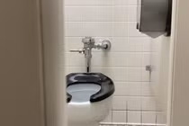 Vì sao nhiều người đàn ông Nhật Bản chọn ngồi khi đi tiểu?