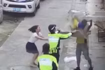 Nóng: Đỡ gọn bé trai rơi khỏi tầng 2