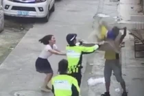 Nóng: Đỡ gọn bé trai rơi khỏi tầng 2