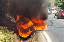 Xe khách cháy rụi khi đổ đèo 