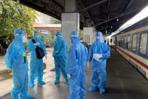 Nhân viên Ga Sài Gòn chuẩn bị đón khách lên tàu.