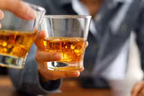 Tại sao phụ nữ uống rượu dễ say hơn nam giới?