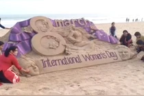 Video: Tác phẩm điêu khắc cát mừng Ngày Quốc tế Phụ nữ