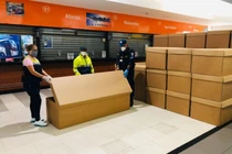 Xác chết rải trên phố vì dịch, Ecuador dùng thùng các-tông làm quan tài