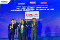 Ông Hà Kim Ngọc, Thứ trưởng Bộ Ngoại giao và TSKH Phan Xuân Dũng, Chủ tịch Liên hiệp các Hội Khoa học và Kỹ thuật Việt Nam (bên phải) trao tặng Cup và chứng nhận Rồng Vàng 2021 - 2022 cho đại diện HVN.