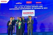 Ông Hà Kim Ngọc, Thứ trưởng Bộ Ngoại giao và TSKH Phan Xuân Dũng, Chủ tịch Liên hiệp các Hội Khoa học và Kỹ thuật Việt Nam (bên phải) trao tặng Cup và chứng nhận Rồng Vàng 2021 - 2022 cho đại diện HVN.