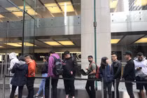 Apple Store vỡ trận vì nhiều người Việt mua đến 6 chiếc iPhone 11