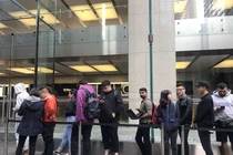 Apple Store vỡ trận vì nhiều người Việt mua đến 6 chiếc iPhone 11