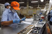 Từng bộ phận, phân xưởng, dây chuyền, khu vực, ngành hàng, cụm, điểm văn phòng,... trong cơ sở sản xuất, kinh doanh tự đánh giá để đảm bảo khoanh vùng, xử lý khi có trường hợp nhiễm Covid-19