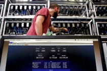 Nhiều người Việt đi đào coin khi giãn cách xã hội kéo dài