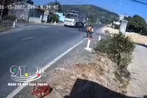 Cô gái đi xe máy phóng “như bay" bị xe tải tông kinh hoàng