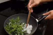 Cách dùng muối ăn chữa đau lưng 