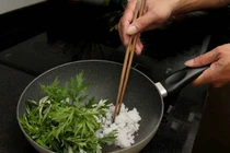 Cách dùng muối ăn chữa đau lưng 