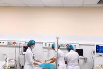 Trẻ 11 tuổi hôn mê sâu do tưởng chai thuốc trừ sâu là sữa