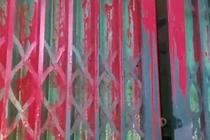 Sau khi báo cáo Công an phường Quang Trung, gia đình bà T thường xuyên bị tạt sơn, mắm thối...