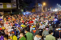 Hàng ngàn người đổ về quê tối 30/9/2021 khiến QL1A (đoạn qua huyện Bình Chánh, TPHCM) ùn tắc nghiêm trọng.