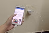 Vừa sạc vừa dùng điện thoại có thể gây chết người