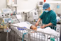 Đắp lá cây chữa mụn, bé trai ở Thanh Hóa phải cắt bỏ tinh hoàn