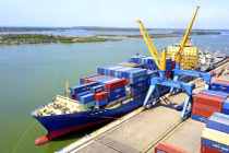 Phí vận tải hàng hóa tăng mạnh gây sức ép lên chuỗi cung ứng toàn cầu