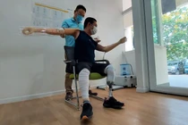 "Người đàn ông không thể ôm con" sau tai nạn phỏng điện đã được lắp hai tay giả! 