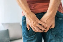 Vỡ mạch máu thể hang gây cương cứng dương vật kéo dài 