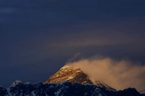 Trung Quốc dựng “dải phân cách” trên đỉnh Everest để ngăn Covid-19 từ Nepal