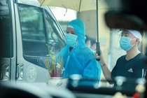 Đêm 8/10, nữ nghệ sĩ Việt Hương đã đưa tro cốt Phi Nhung tới sân bay để làm thủ tục xuất cảnh. Lễ tang Phi Nhung sẽ được tổ chức tại Mỹ.